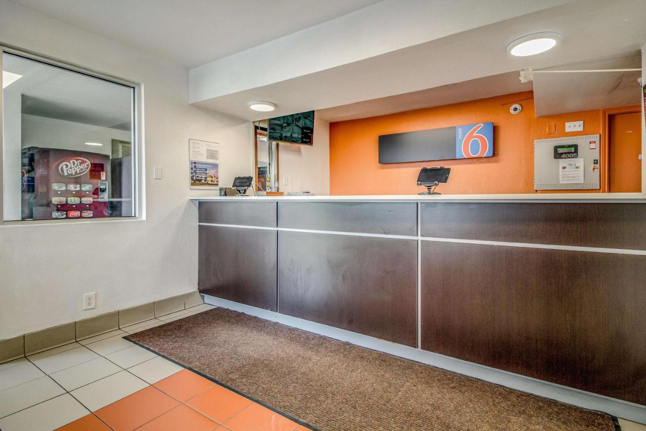 Motel 6-Conroe, Tx Εξωτερικό φωτογραφία