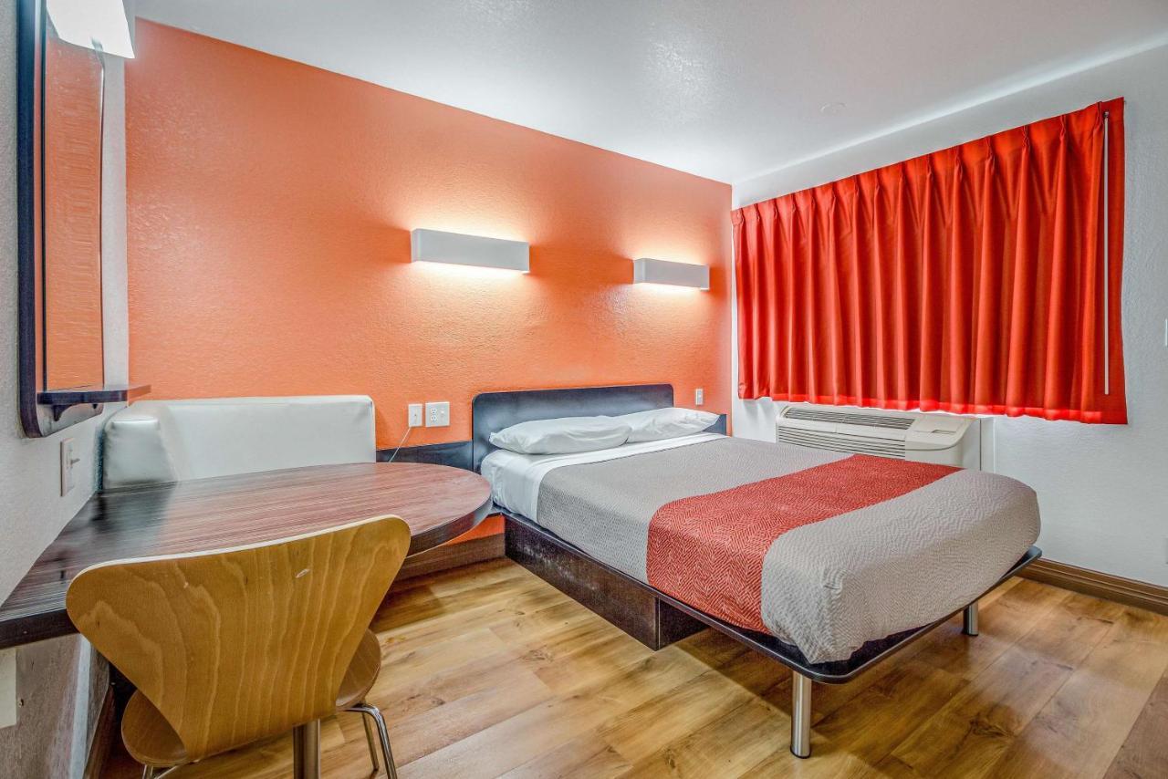 Motel 6-Conroe, Tx Εξωτερικό φωτογραφία