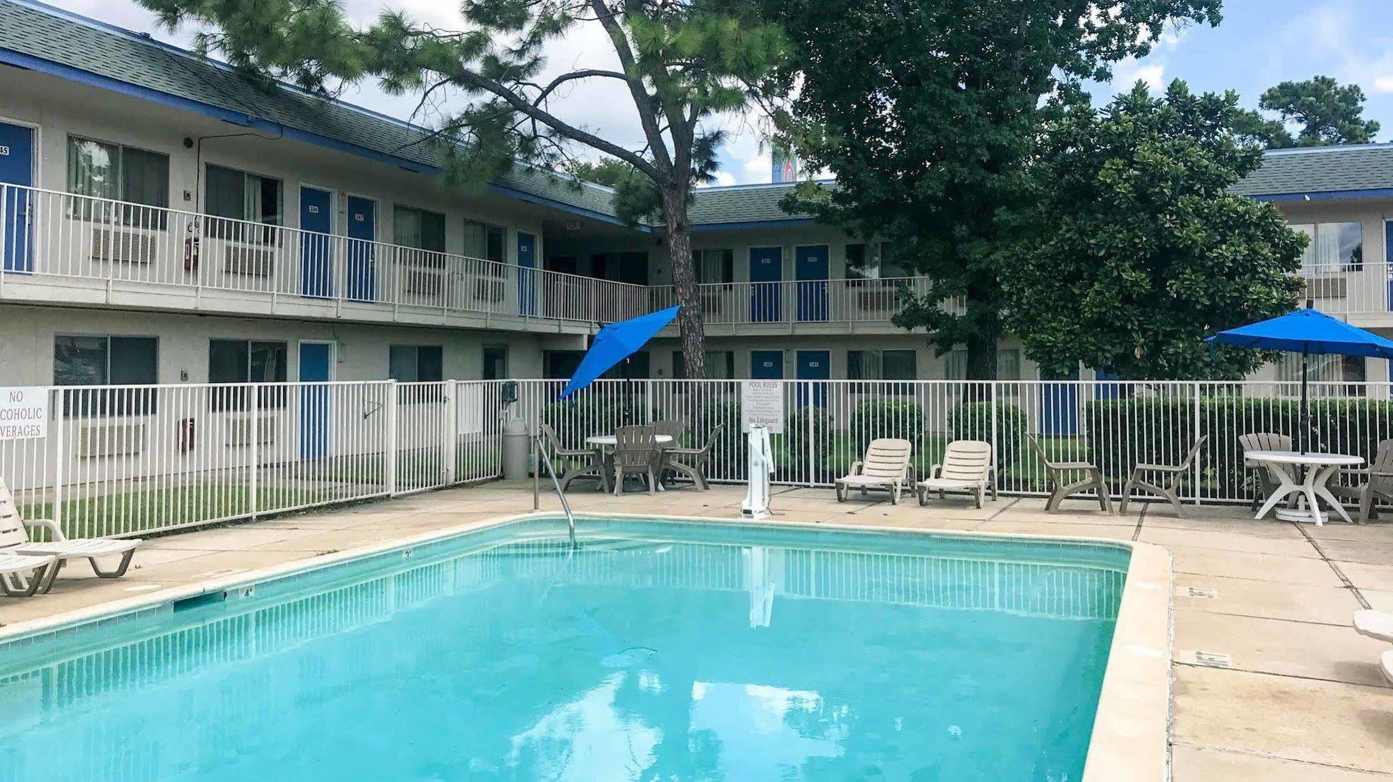 Motel 6-Conroe, Tx Εξωτερικό φωτογραφία